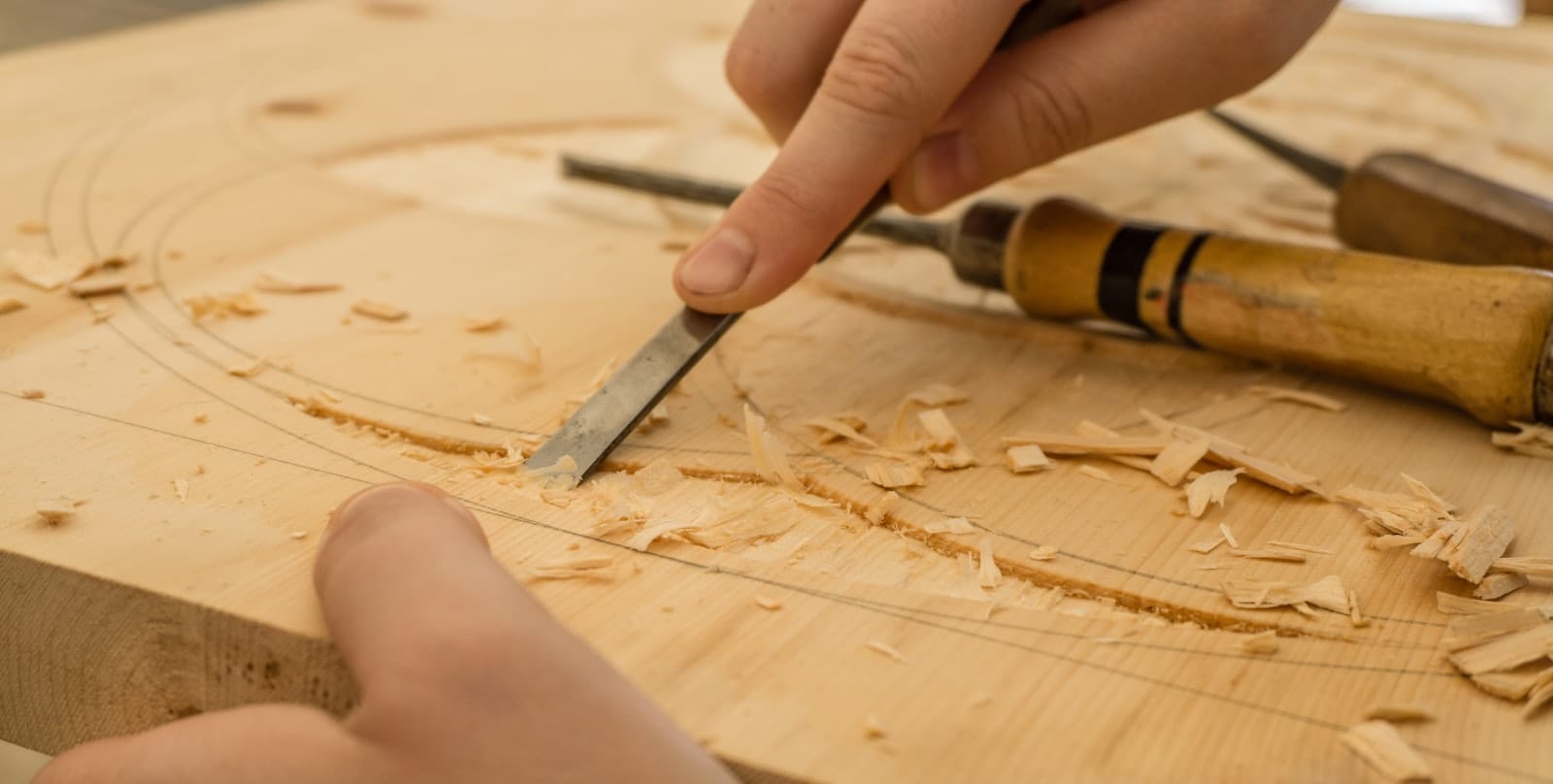 Artisan sculptant le bois au ciseau