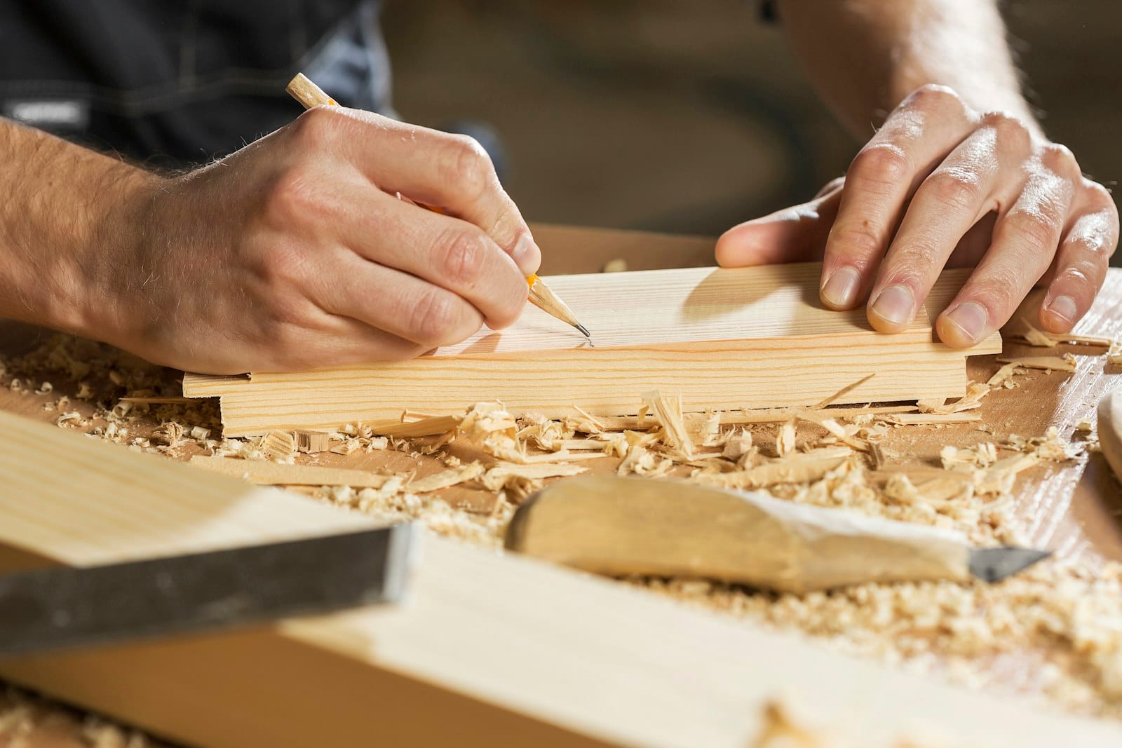 Établi et outils dans l’atelier