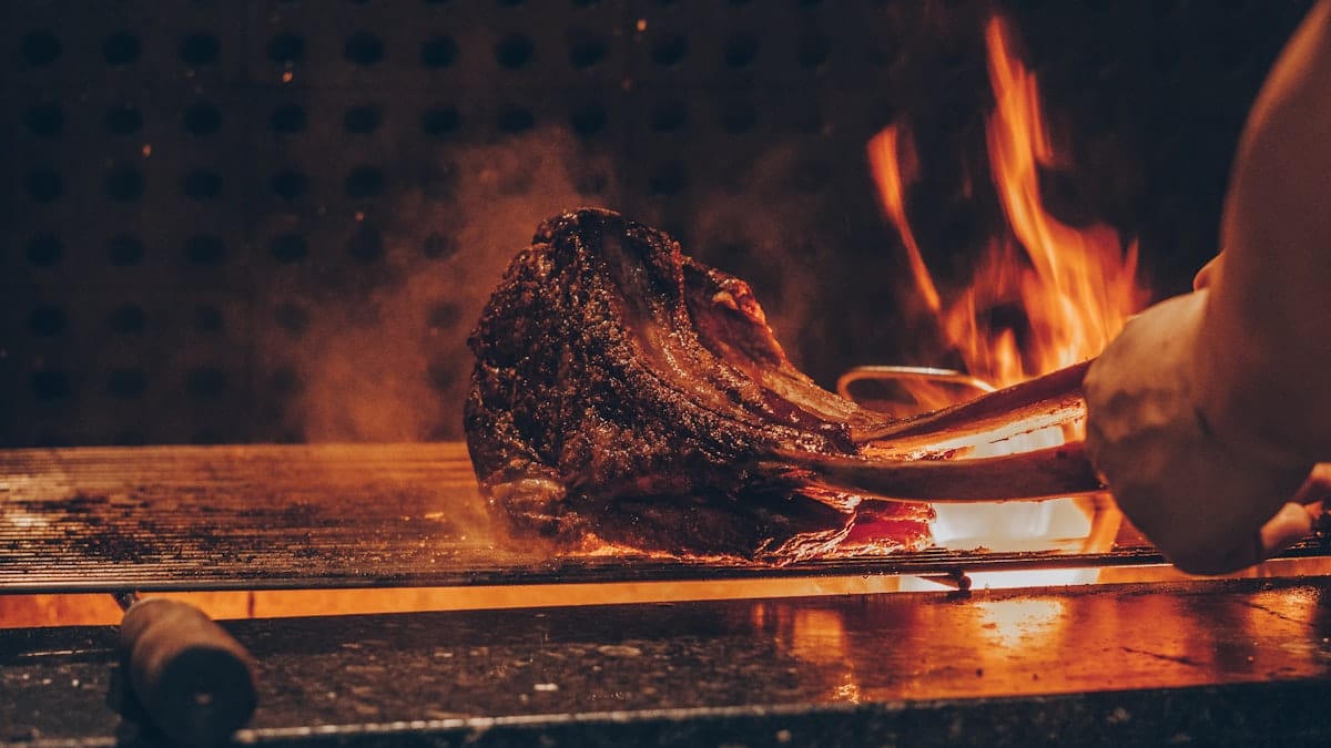 Pièce de bœuf grillée sur la braise